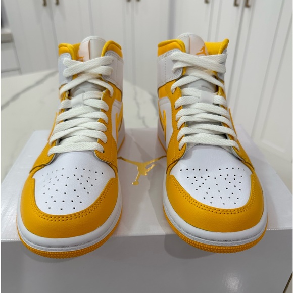 Jordan 1 Mid- University Gold - Picture 4 of 6